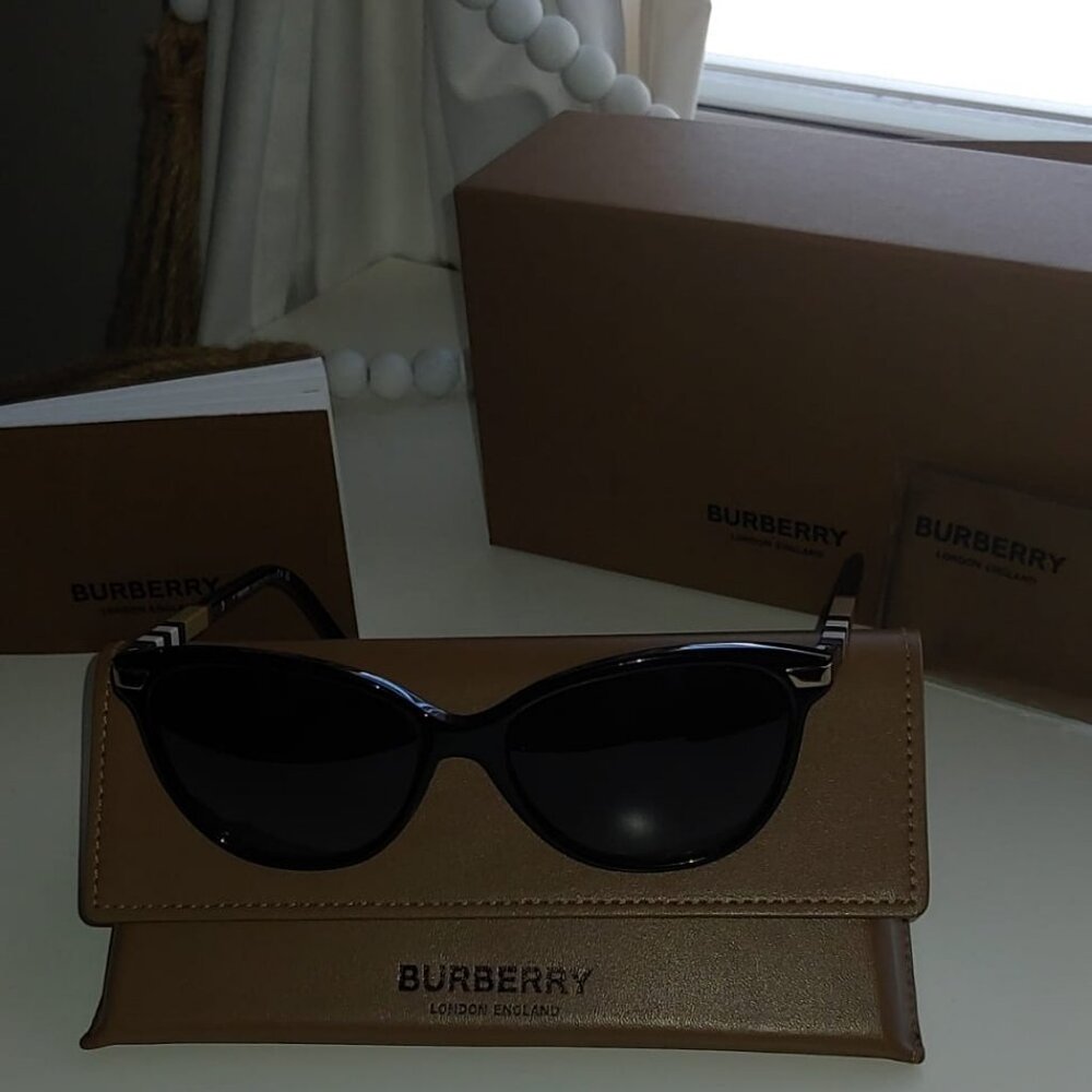 Exceptional condition Burberry sunglasses full set